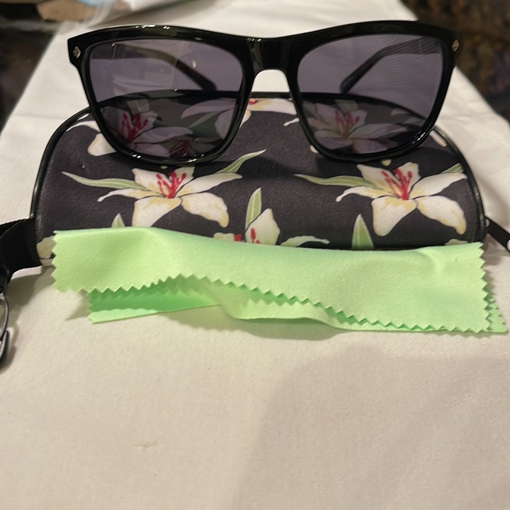 VERA BRADLEY POLARIZED PIPPA mini medallions 140 black shiny frames, gray lenses